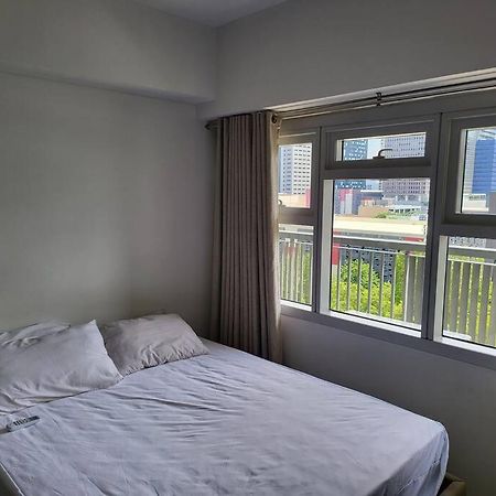 Luxury @ Bgc Sleeps 6 Comfortably Fast Wifi Pool! Appartamento Manila Esterno foto