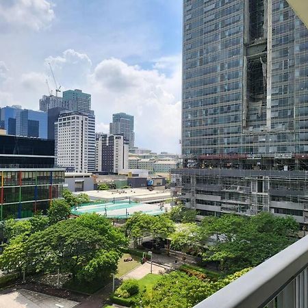 Luxury @ Bgc Sleeps 6 Comfortably Fast Wifi Pool! Appartamento Manila Esterno foto