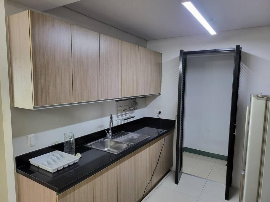 Luxury @ Bgc Sleeps 6 Comfortably Fast Wifi Pool! Appartamento Manila Esterno foto