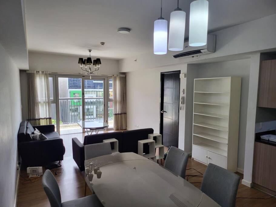 Luxury @ Bgc Sleeps 6 Comfortably Fast Wifi Pool! Appartamento Manila Esterno foto