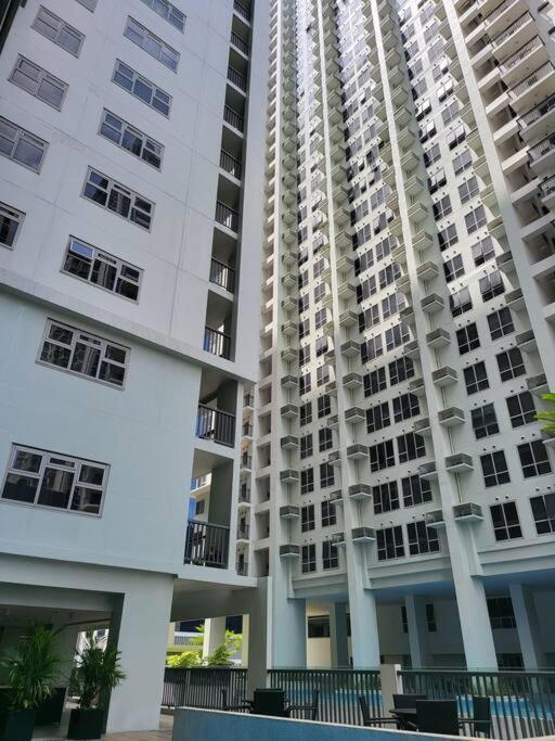 Luxury @ Bgc Sleeps 6 Comfortably Fast Wifi Pool! Appartamento Manila Esterno foto