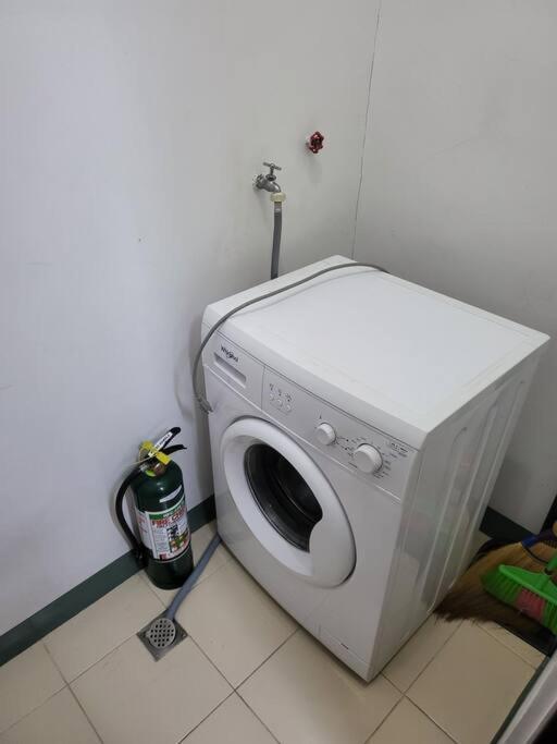Luxury @ Bgc Sleeps 6 Comfortably Fast Wifi Pool! Appartamento Manila Esterno foto
