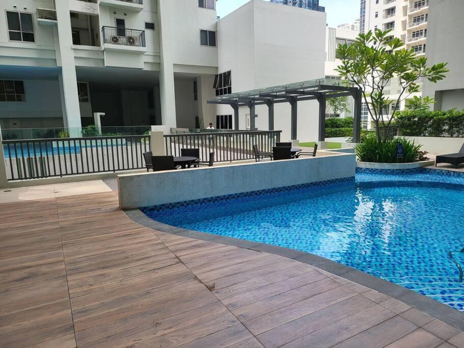 Luxury @ Bgc Sleeps 6 Comfortably Fast Wifi Pool! Appartamento Manila Esterno foto