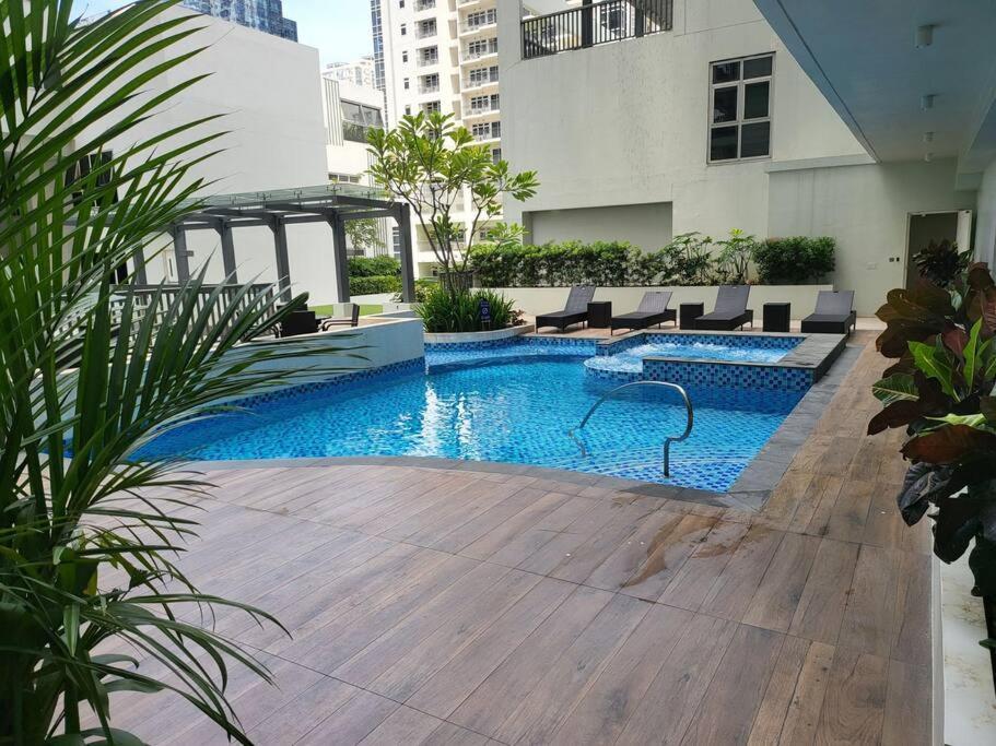 Luxury @ Bgc Sleeps 6 Comfortably Fast Wifi Pool! Appartamento Manila Esterno foto