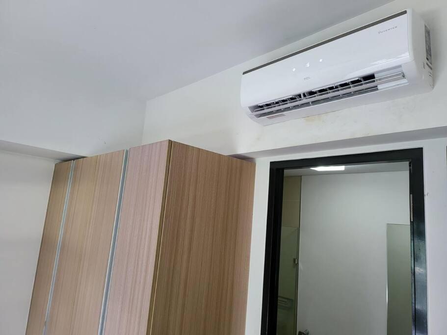 Luxury @ Bgc Sleeps 6 Comfortably Fast Wifi Pool! Appartamento Manila Esterno foto