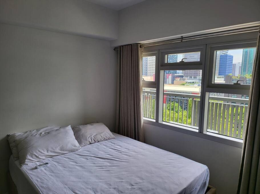 Luxury @ Bgc Sleeps 6 Comfortably Fast Wifi Pool! Appartamento Manila Esterno foto