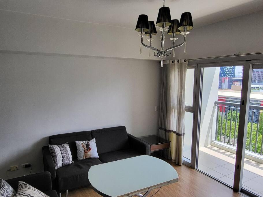 Luxury @ Bgc Sleeps 6 Comfortably Fast Wifi Pool! Appartamento Manila Esterno foto