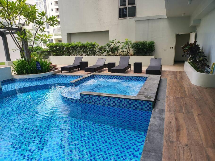 Luxury @ Bgc Sleeps 6 Comfortably Fast Wifi Pool! Appartamento Manila Esterno foto