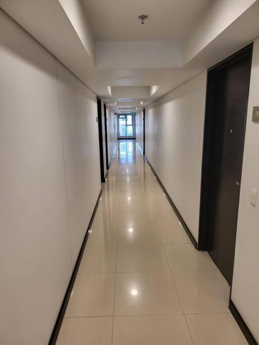 Luxury @ Bgc Sleeps 6 Comfortably Fast Wifi Pool! Appartamento Manila Esterno foto