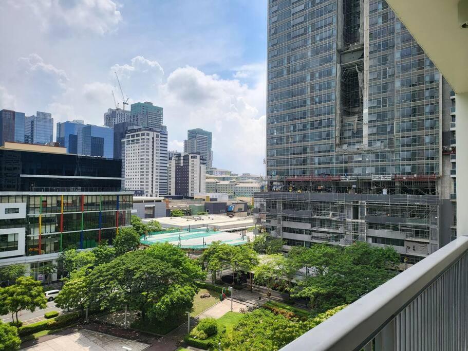 Luxury @ Bgc Sleeps 6 Comfortably Fast Wifi Pool! Appartamento Manila Esterno foto