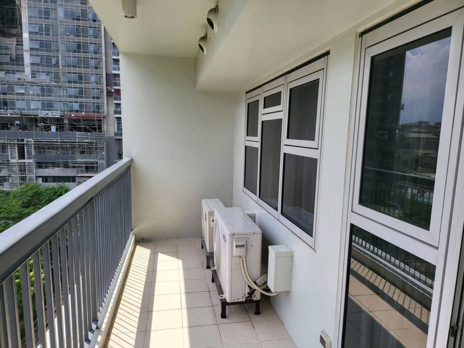 Luxury @ Bgc Sleeps 6 Comfortably Fast Wifi Pool! Appartamento Manila Esterno foto