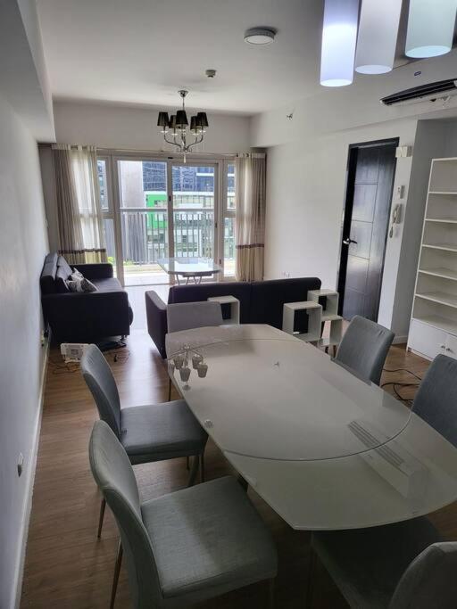 Luxury @ Bgc Sleeps 6 Comfortably Fast Wifi Pool! Appartamento Manila Esterno foto
