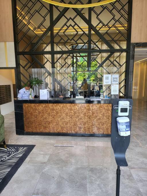 Luxury @ Bgc Sleeps 6 Comfortably Fast Wifi Pool! Appartamento Manila Esterno foto