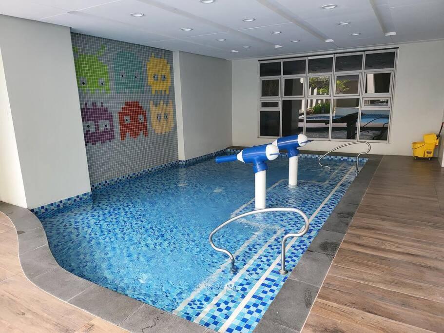 Luxury @ Bgc Sleeps 6 Comfortably Fast Wifi Pool! Appartamento Manila Esterno foto