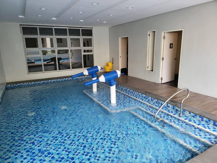 Luxury @ Bgc Sleeps 6 Comfortably Fast Wifi Pool! Appartamento Manila Esterno foto