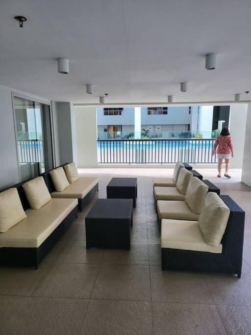 Luxury @ Bgc Sleeps 6 Comfortably Fast Wifi Pool! Appartamento Manila Esterno foto