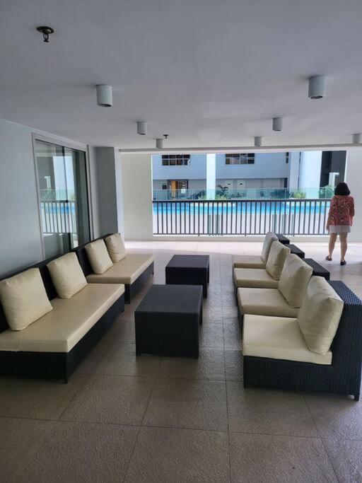 Luxury @ Bgc Sleeps 6 Comfortably Fast Wifi Pool! Appartamento Manila Esterno foto