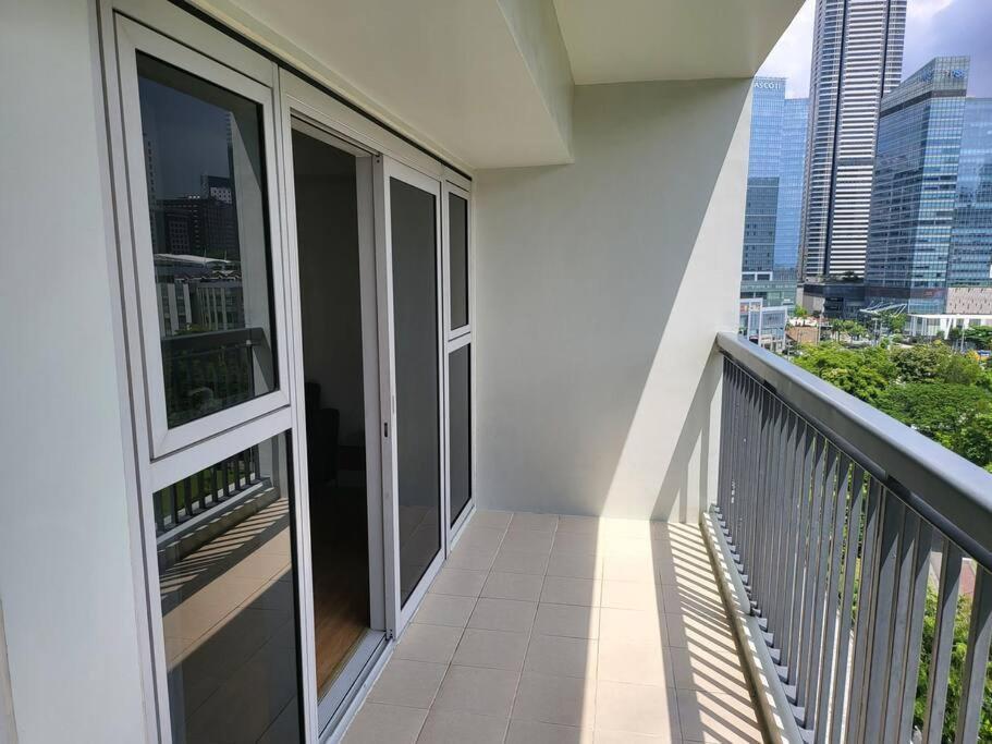 Luxury @ Bgc Sleeps 6 Comfortably Fast Wifi Pool! Appartamento Manila Esterno foto