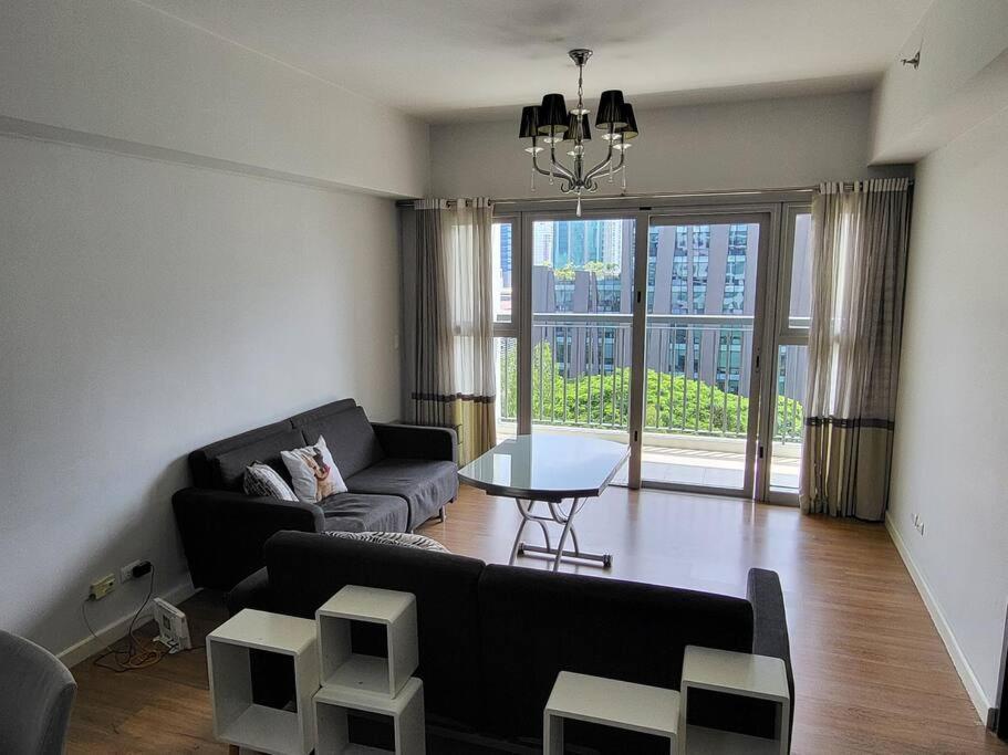 Luxury @ Bgc Sleeps 6 Comfortably Fast Wifi Pool! Appartamento Manila Esterno foto