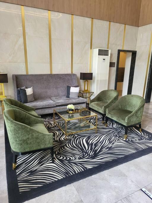 Luxury @ Bgc Sleeps 6 Comfortably Fast Wifi Pool! Appartamento Manila Esterno foto
