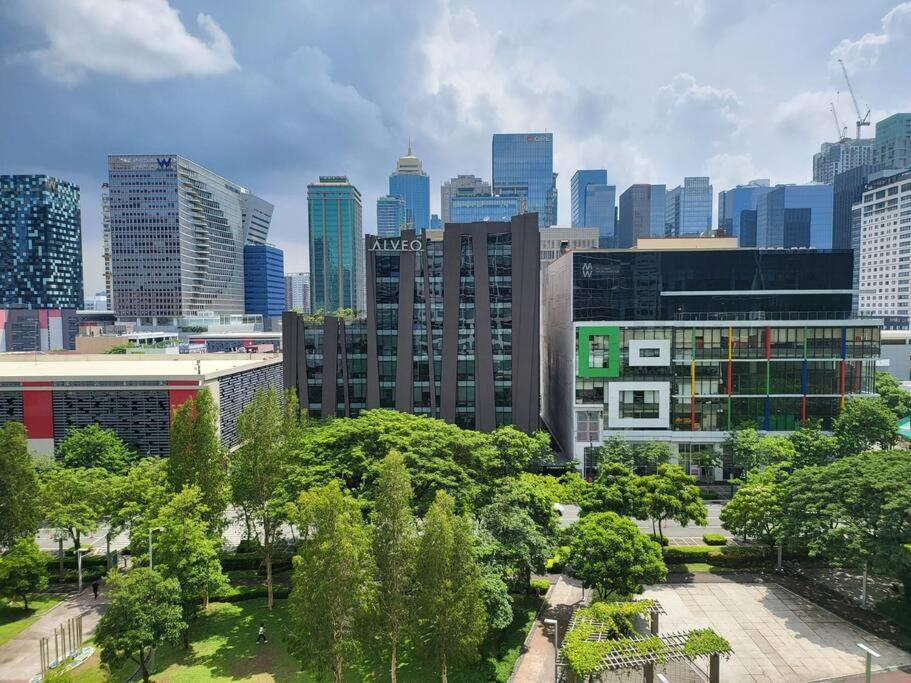 Luxury @ Bgc Sleeps 6 Comfortably Fast Wifi Pool! Appartamento Manila Esterno foto