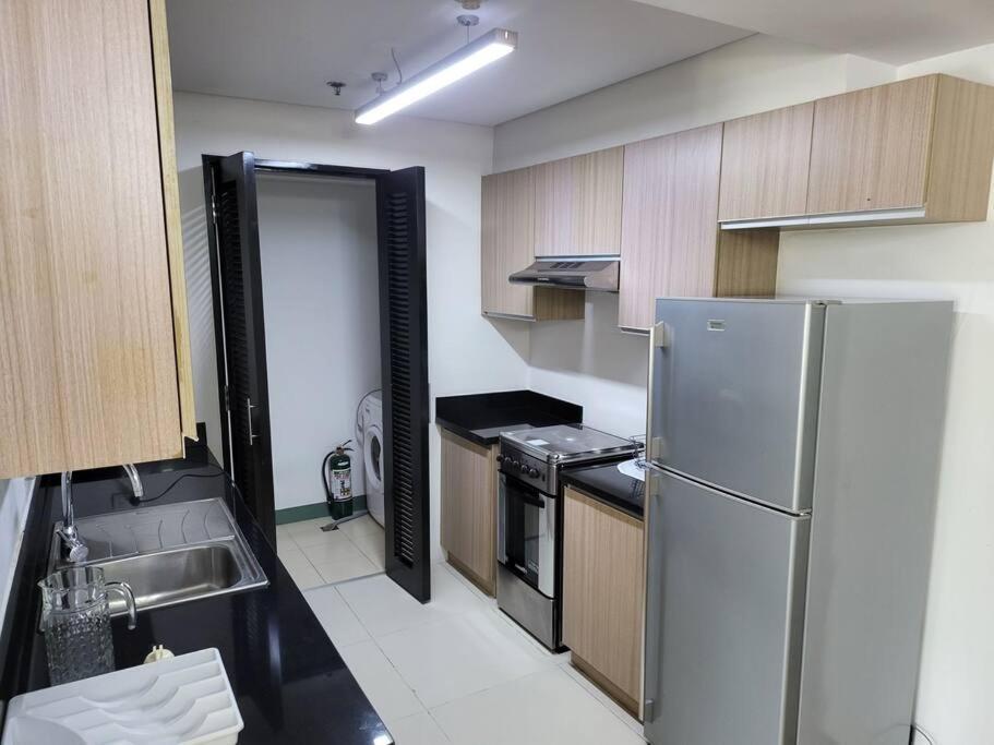 Luxury @ Bgc Sleeps 6 Comfortably Fast Wifi Pool! Appartamento Manila Esterno foto