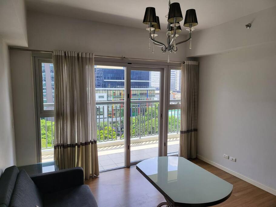 Luxury @ Bgc Sleeps 6 Comfortably Fast Wifi Pool! Appartamento Manila Esterno foto
