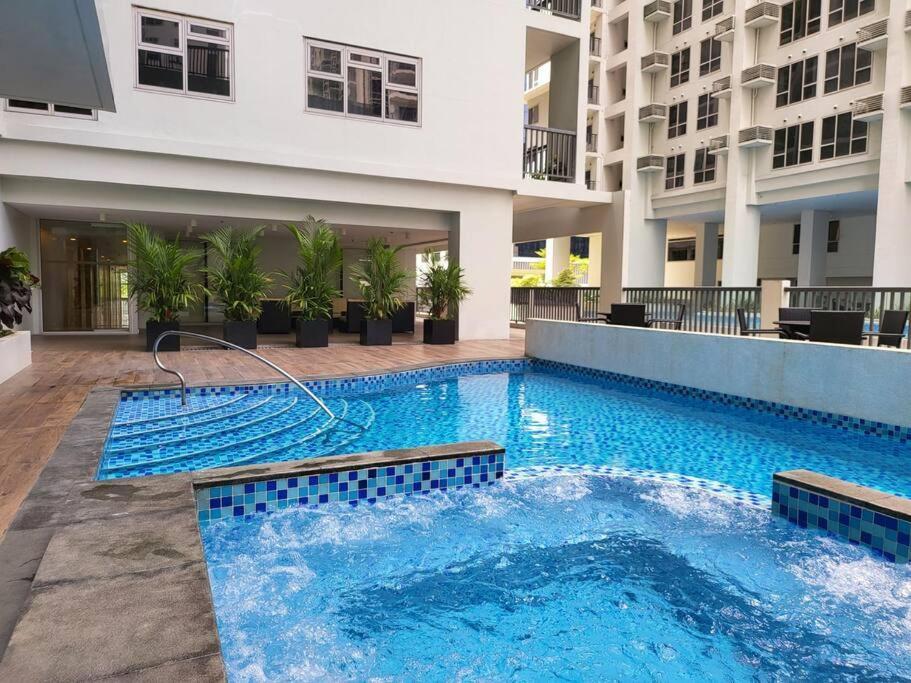 Luxury @ Bgc Sleeps 6 Comfortably Fast Wifi Pool! Appartamento Manila Esterno foto
