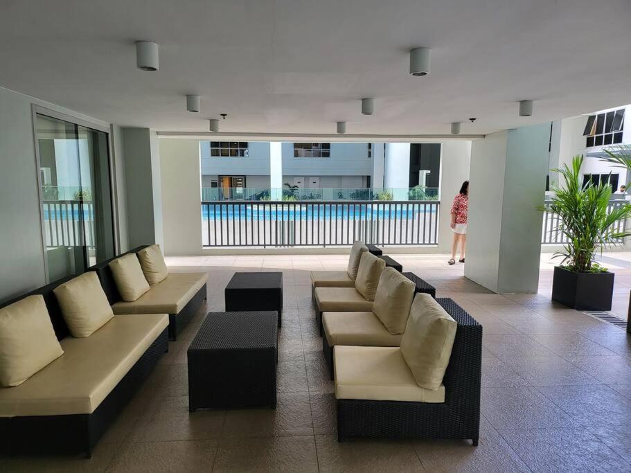 Luxury @ Bgc Sleeps 6 Comfortably Fast Wifi Pool! Appartamento Manila Esterno foto