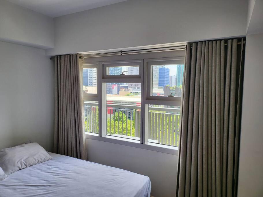 Luxury @ Bgc Sleeps 6 Comfortably Fast Wifi Pool! Appartamento Manila Esterno foto