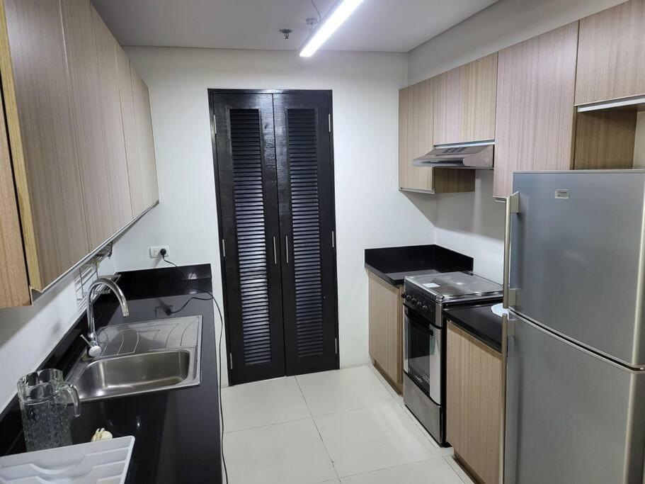 Luxury @ Bgc Sleeps 6 Comfortably Fast Wifi Pool! Appartamento Manila Esterno foto