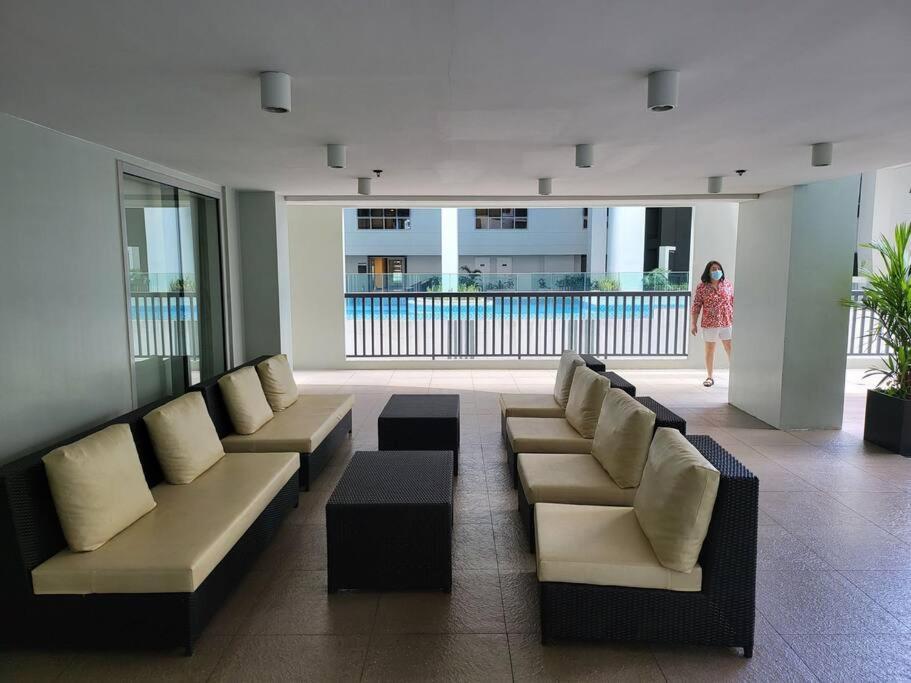 Luxury @ Bgc Sleeps 6 Comfortably Fast Wifi Pool! Appartamento Manila Esterno foto
